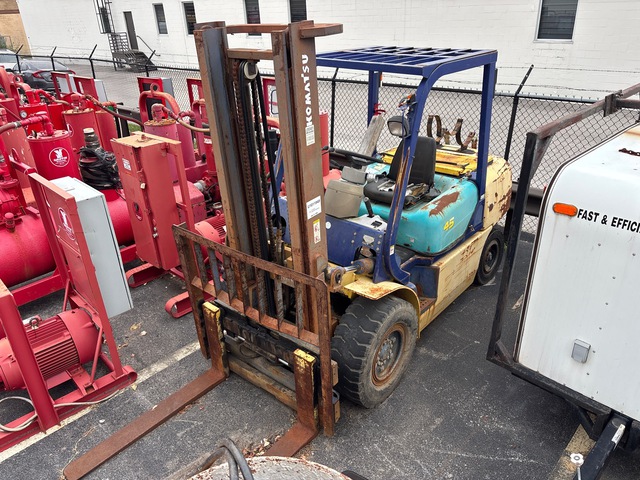 Komatsu FG45T2-7 9220 lb Pneumatic Tire Forklift (Inoperable)