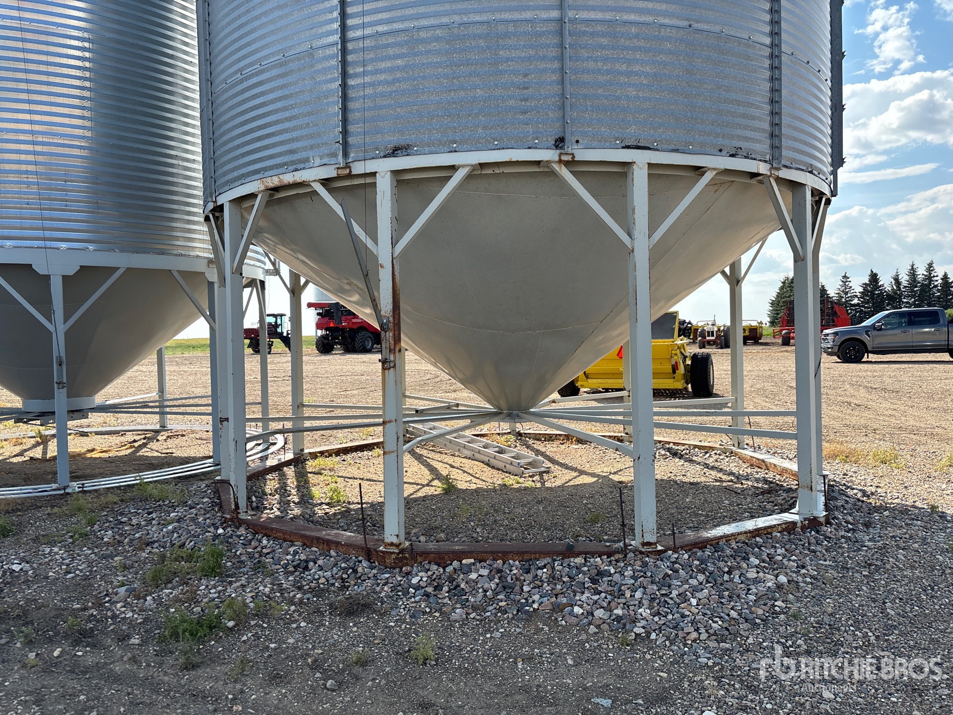 Twister +/- 4500 BU 5 RING HOPPER