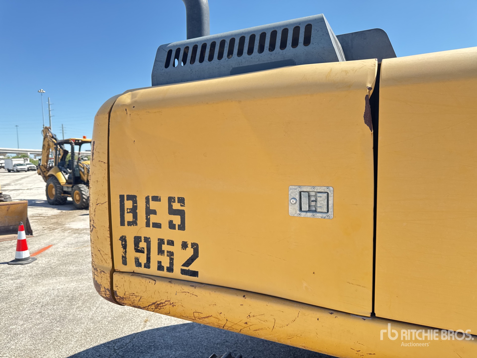 2015 John Deere 210G XL