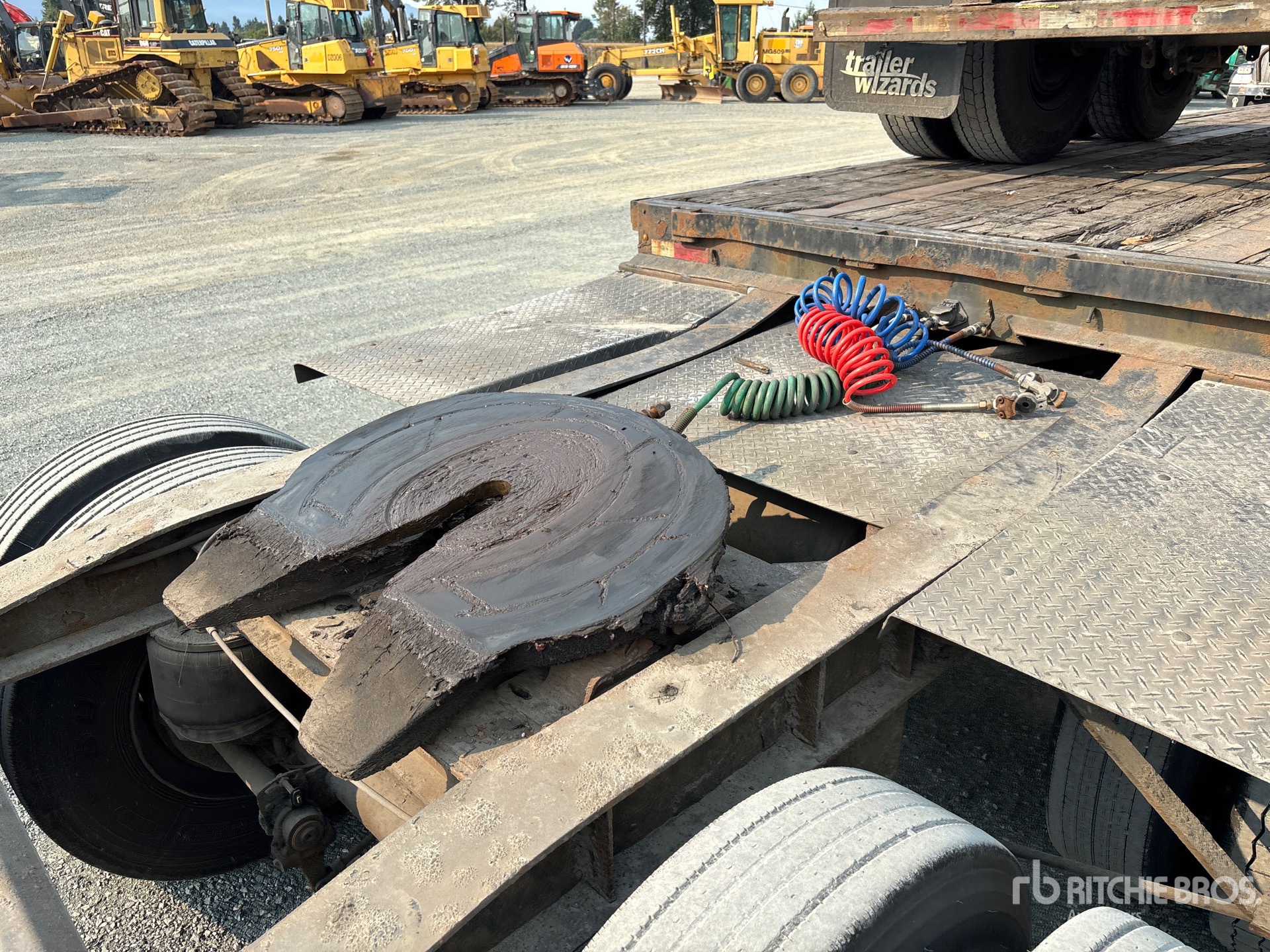 2006 Load King 32 ft Super B-Train Lead