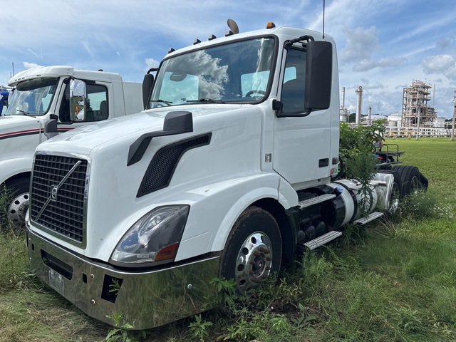 2015 Volvo VNL 6x4 T/A Day Cab Truck Tractor