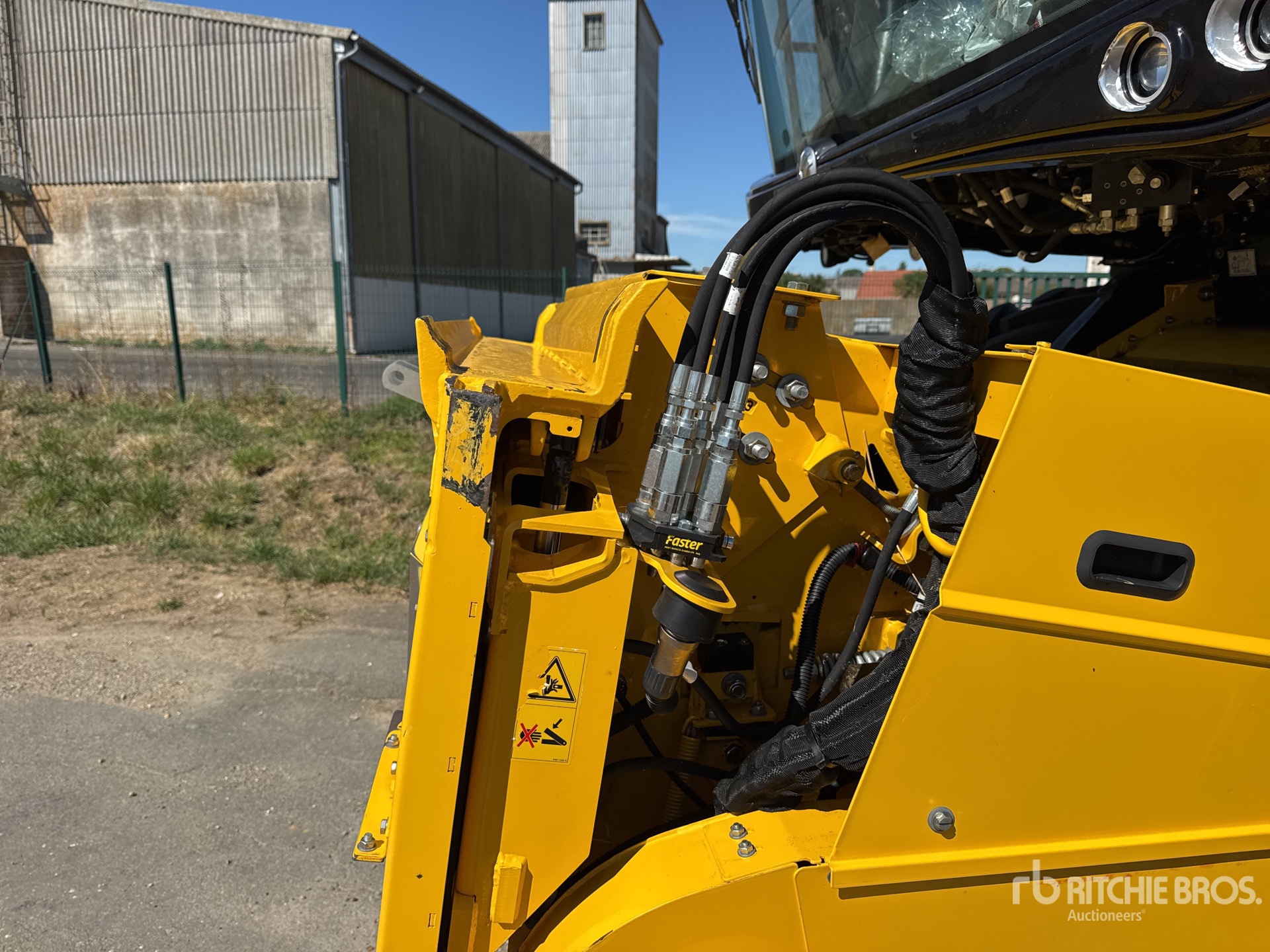 2023 New Holland CR9.90