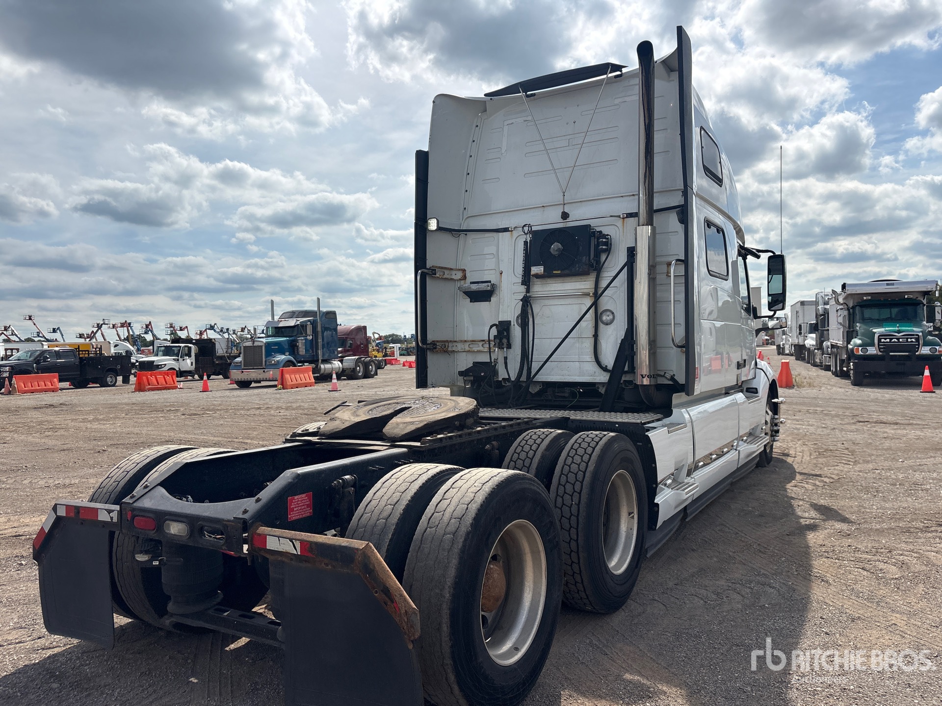 2020 Volvo VNL860