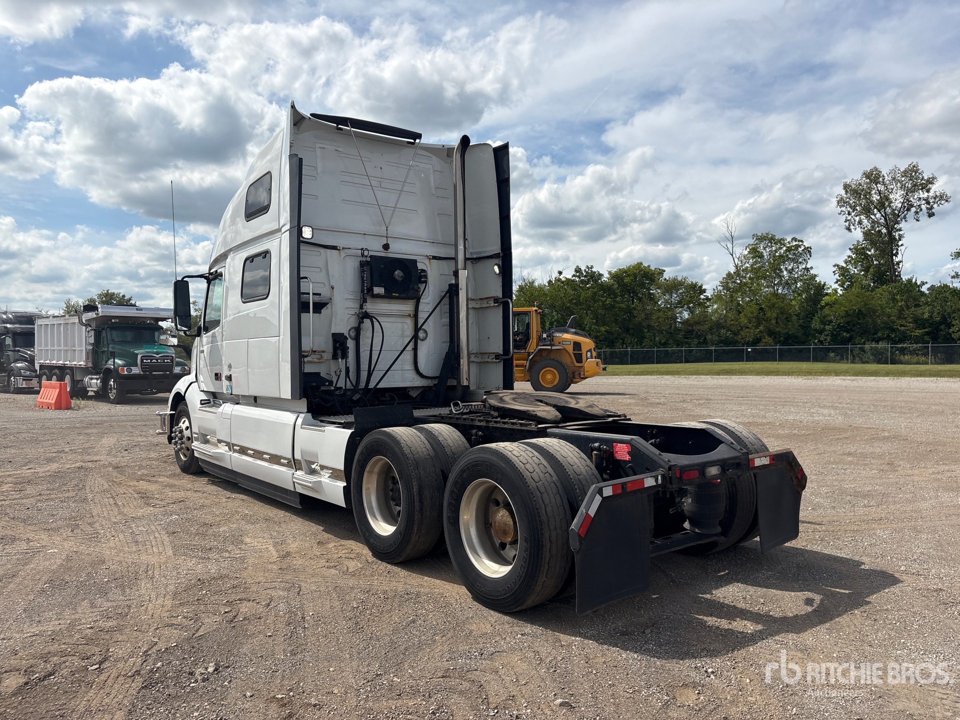 2020 Volvo VNL860