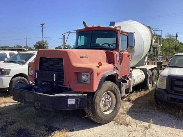 2000 Mack DM690S 6x4 Mixer Truck