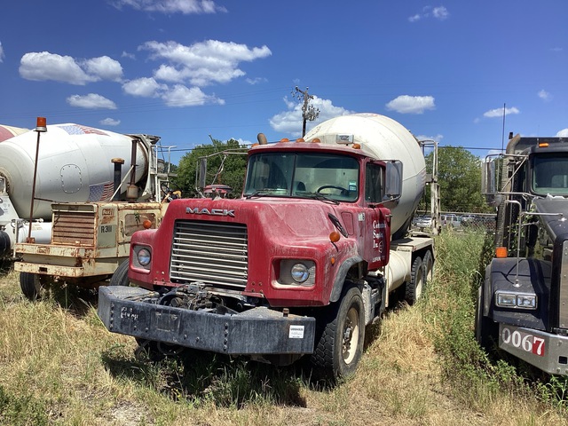 2001 Mack DM690S 6x4 Mixer Truck