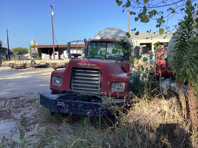 2006 Mack DM690S 6x4 Mixer Truck
