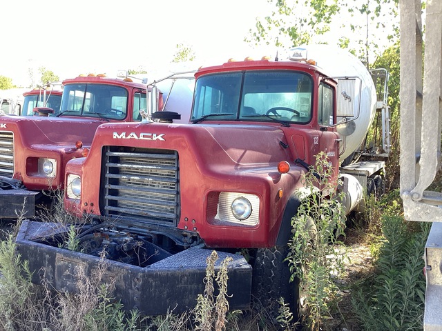 2006 Mack DM690S 6x4 Mixer Truck