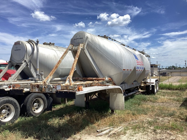 1983 Fruehauf T/A Pneumatic Bulk Trailer