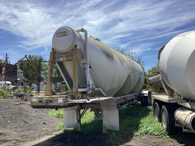 1993 J&L Tank 1350 cft T/A Pneumatic Bulk Trailer