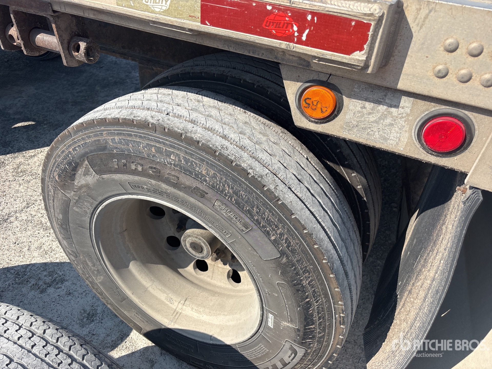 2008 Utility 48 ft T/A Spread Axle
