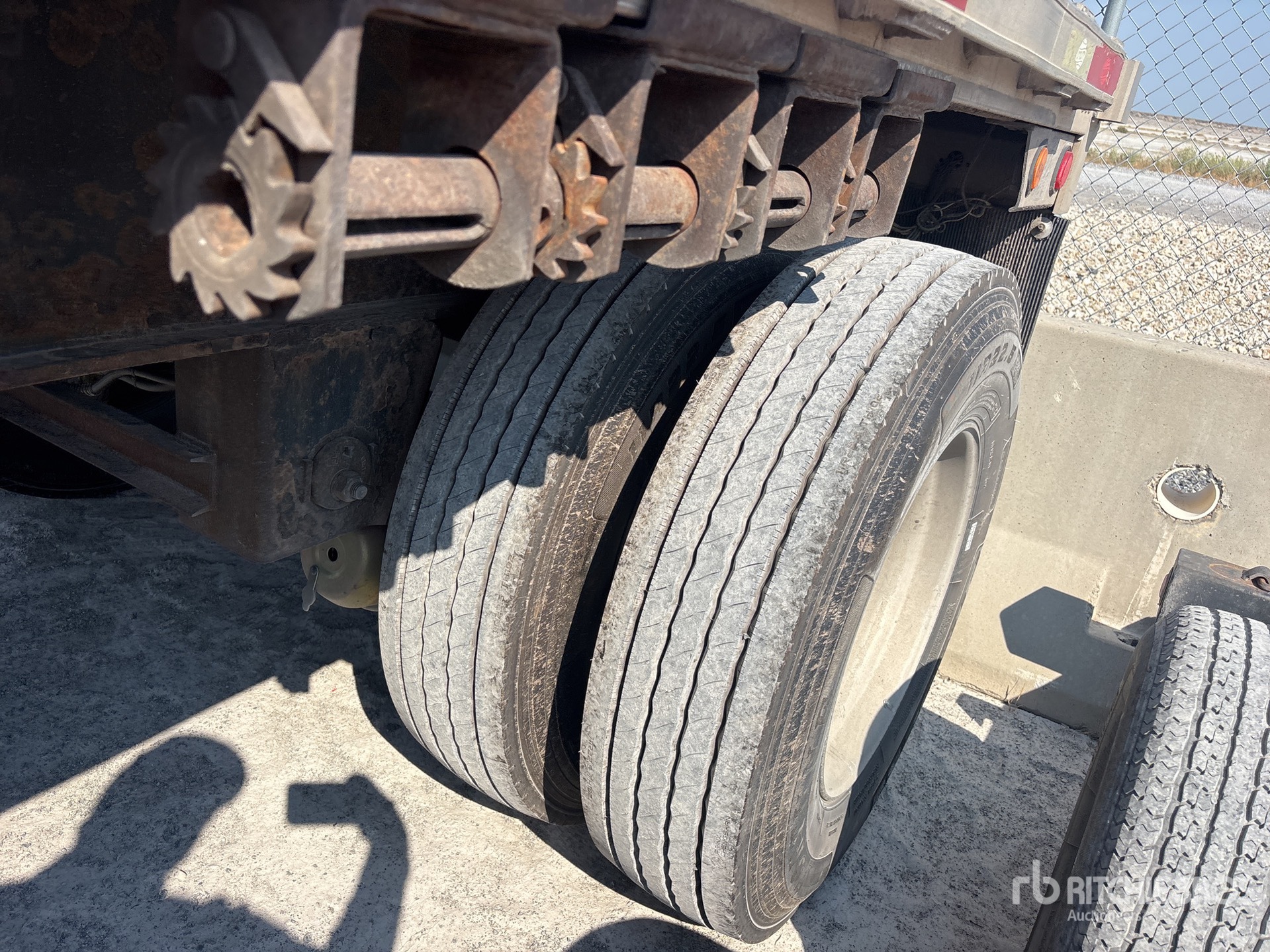 2008 Utility 48 ft T/A Spread Axle