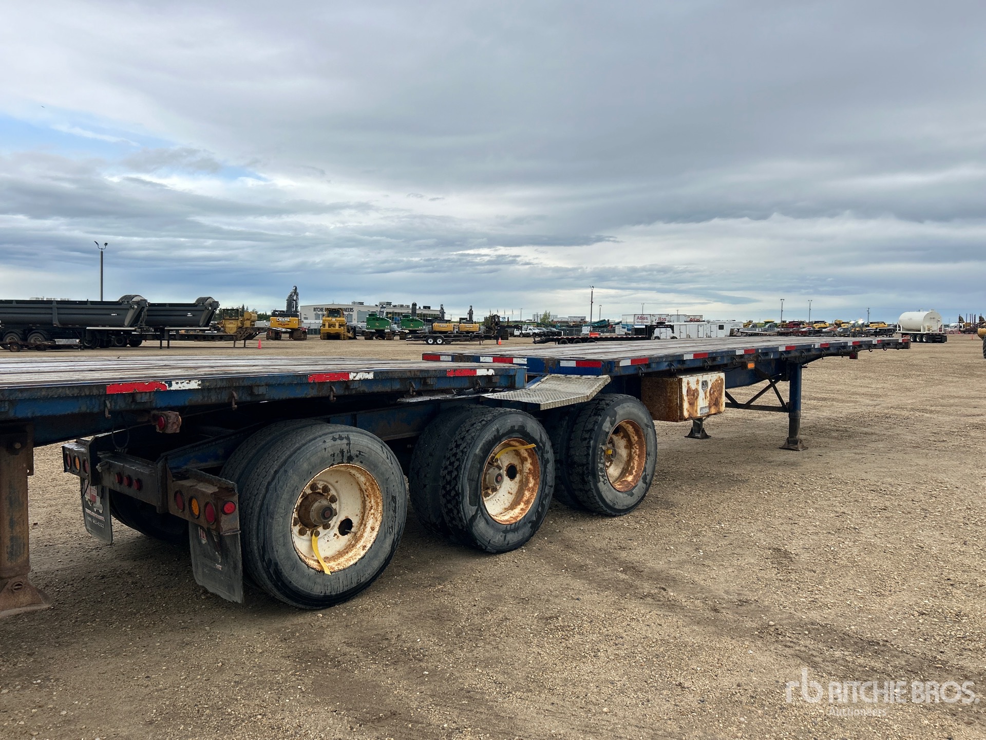 1996 Manac 32 ft Super B-Train Lead