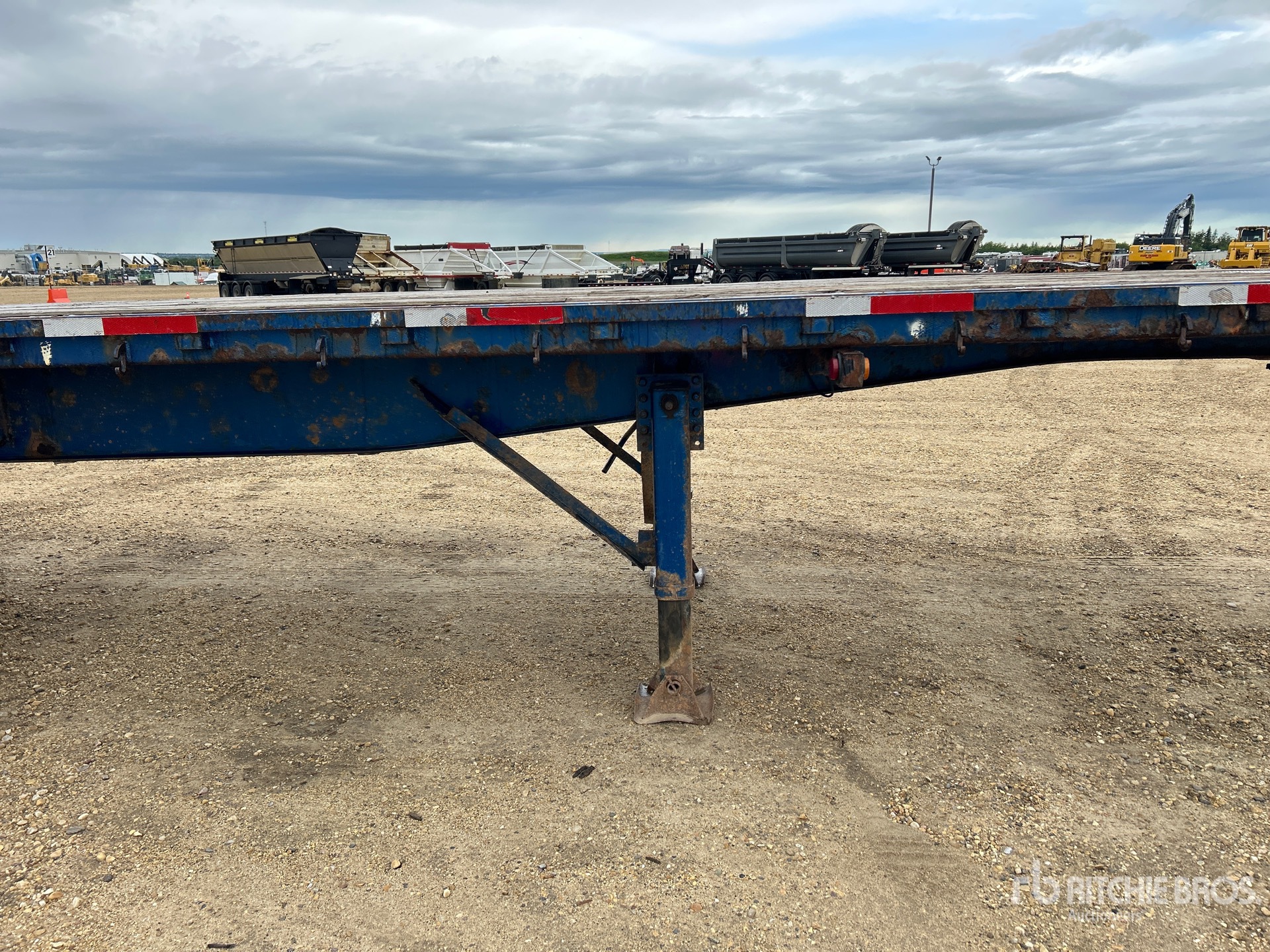 1996 Manac 32 ft Super B-Train Lead