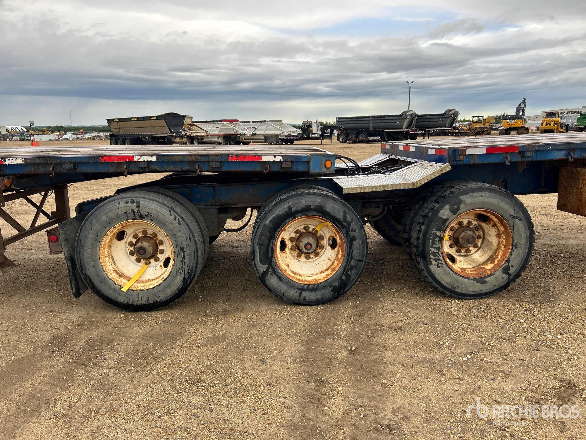 1996 Manac 32 ft Super B-Train Lead