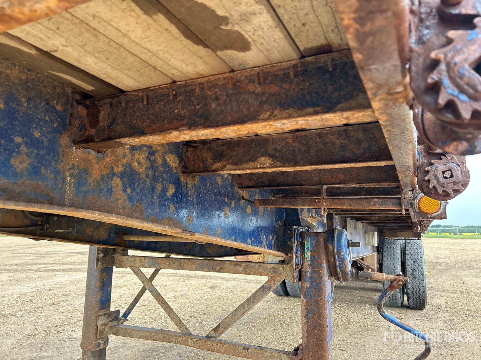 1996 Manac 32 ft Super B-Train Lead