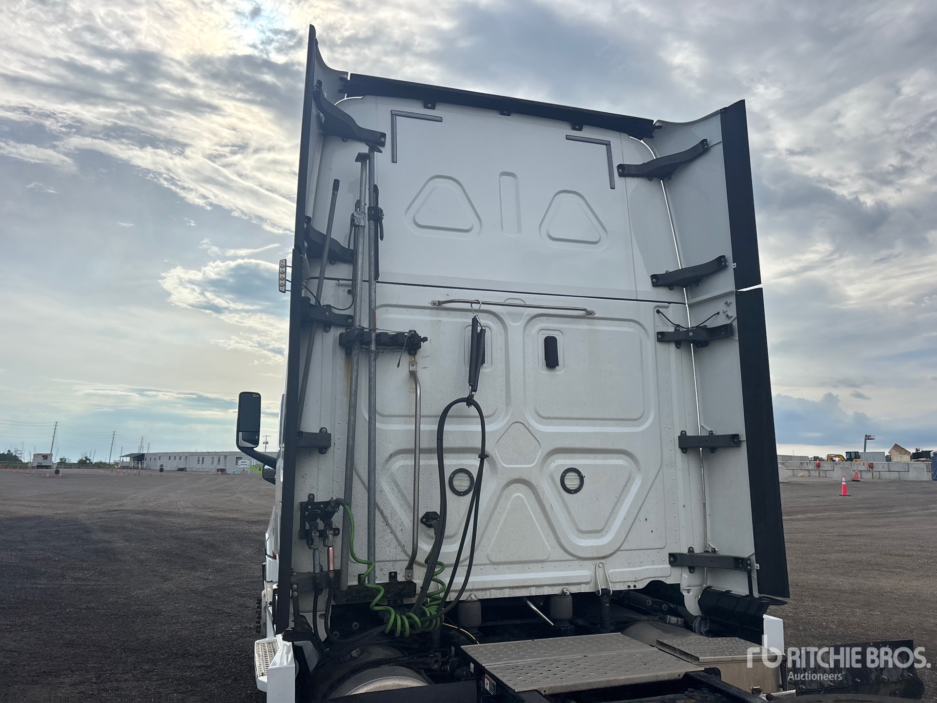 2020 Freightliner CASCADIA 126