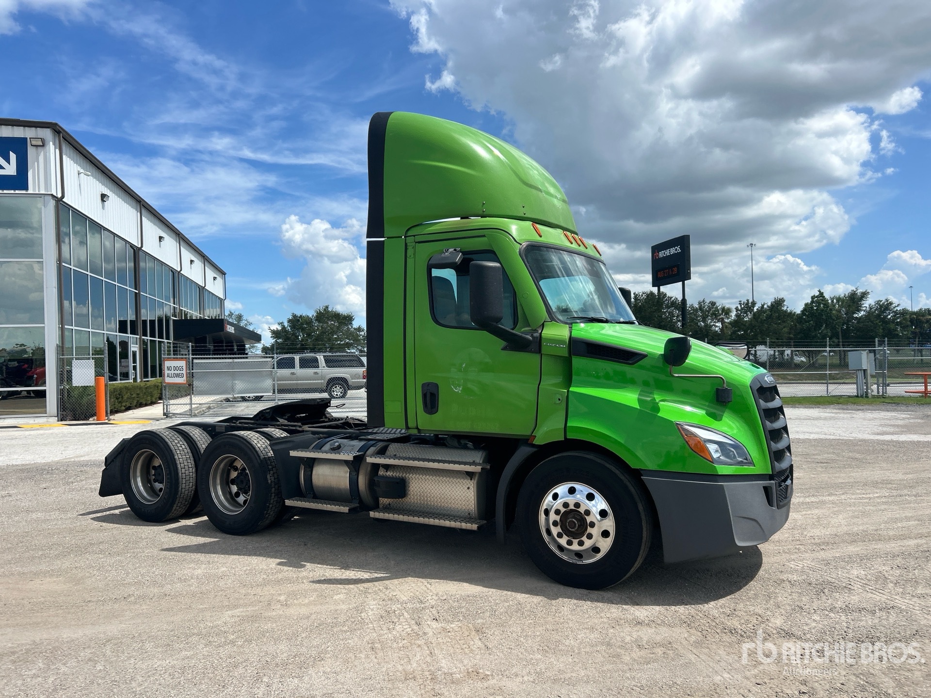2021 Freightliner CASCADIA 116