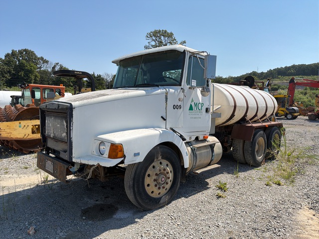 1992 Volvo WHITEGMC 1600 gal 6x4 Water Truck