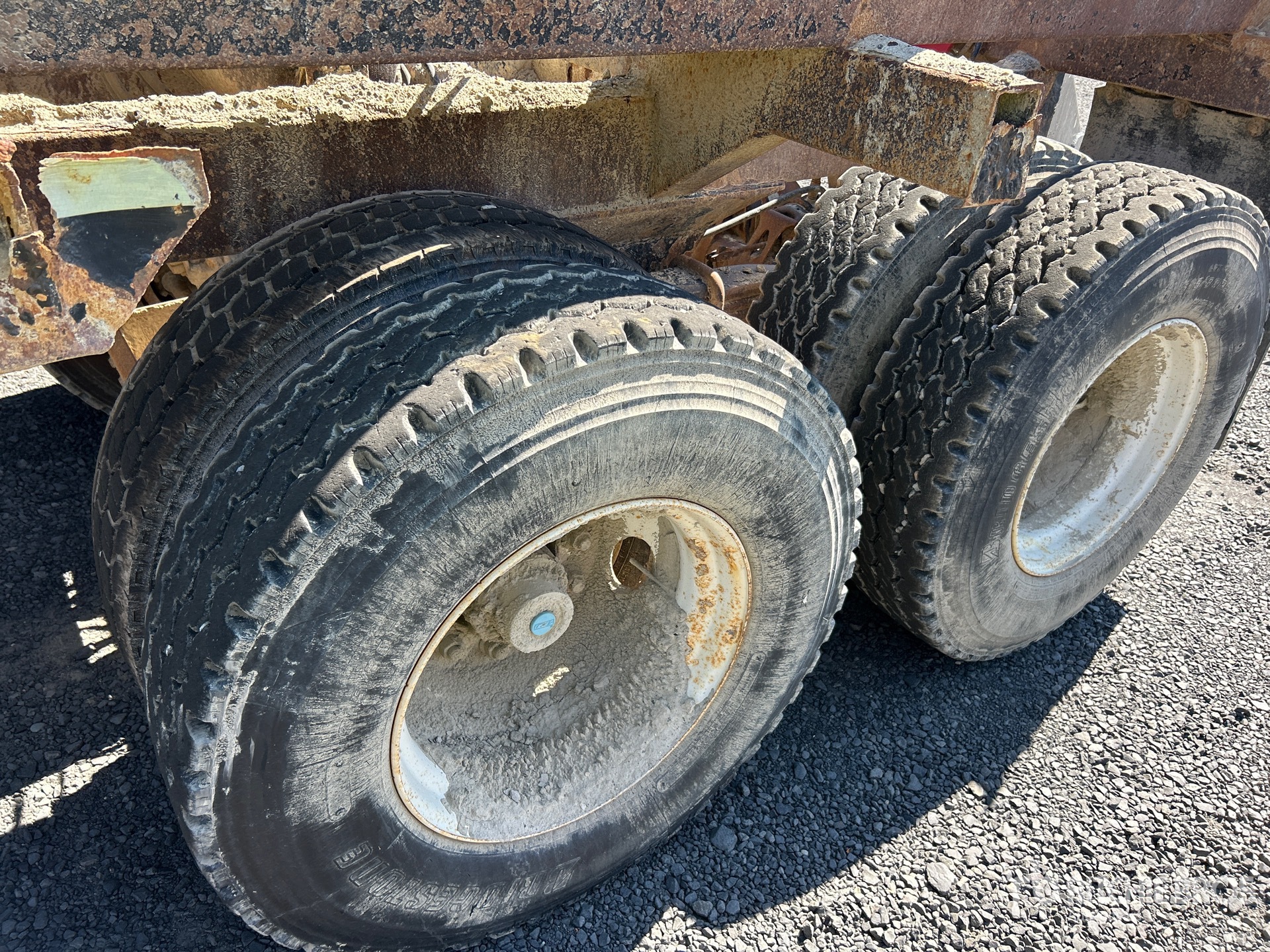 2005 CTS 40 FT T/A (INOPERABLE)