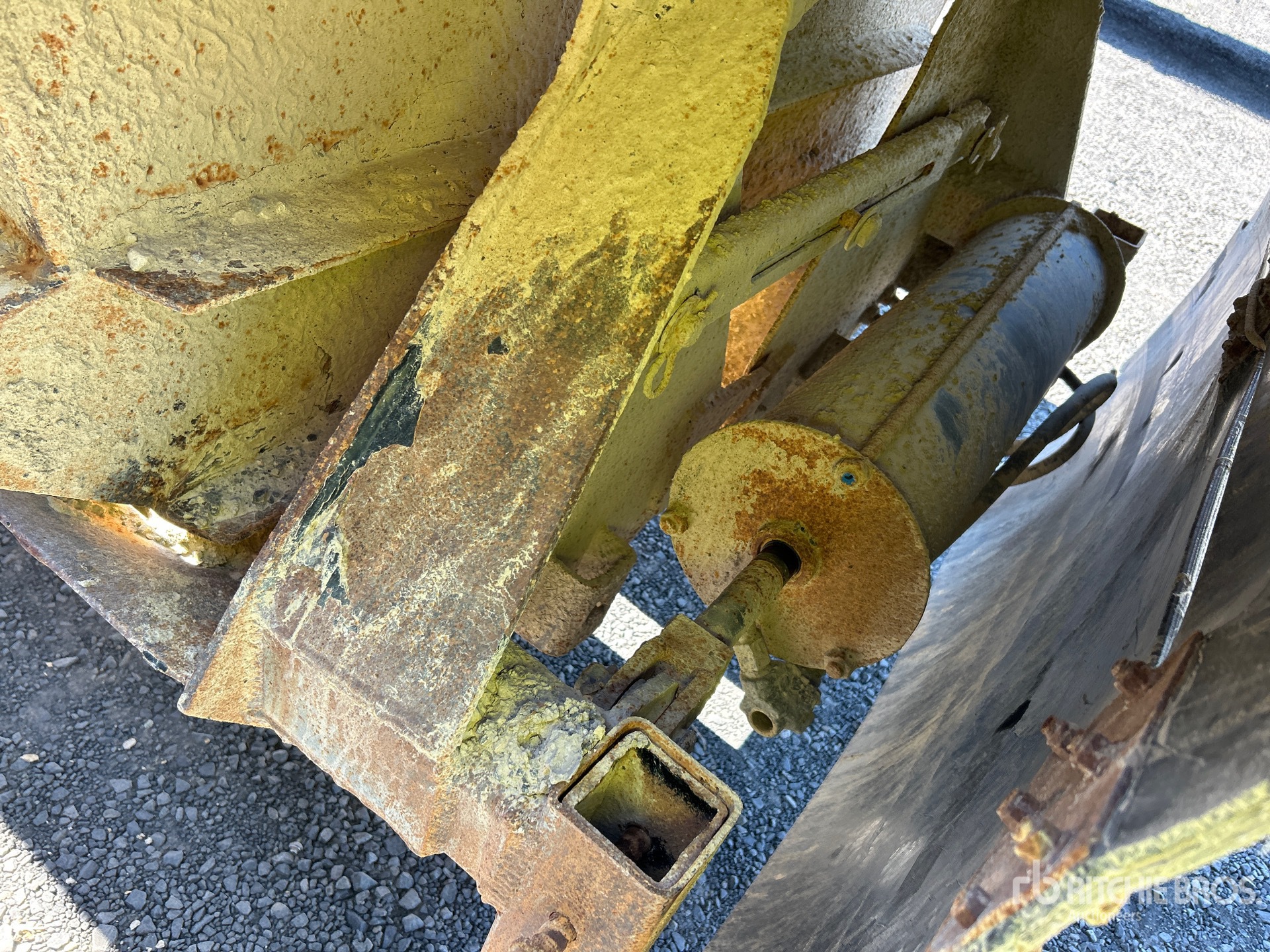 2005 CTS 40 FT T/A (INOPERABLE)