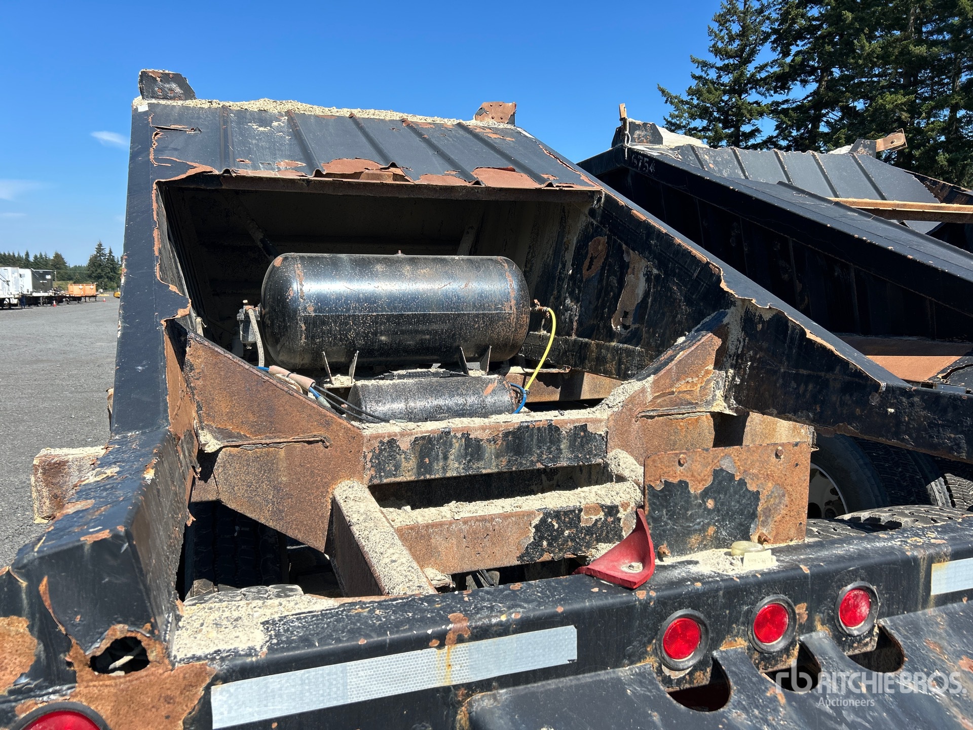 2005 CTS 40 FT T/A (INOPERABLE)