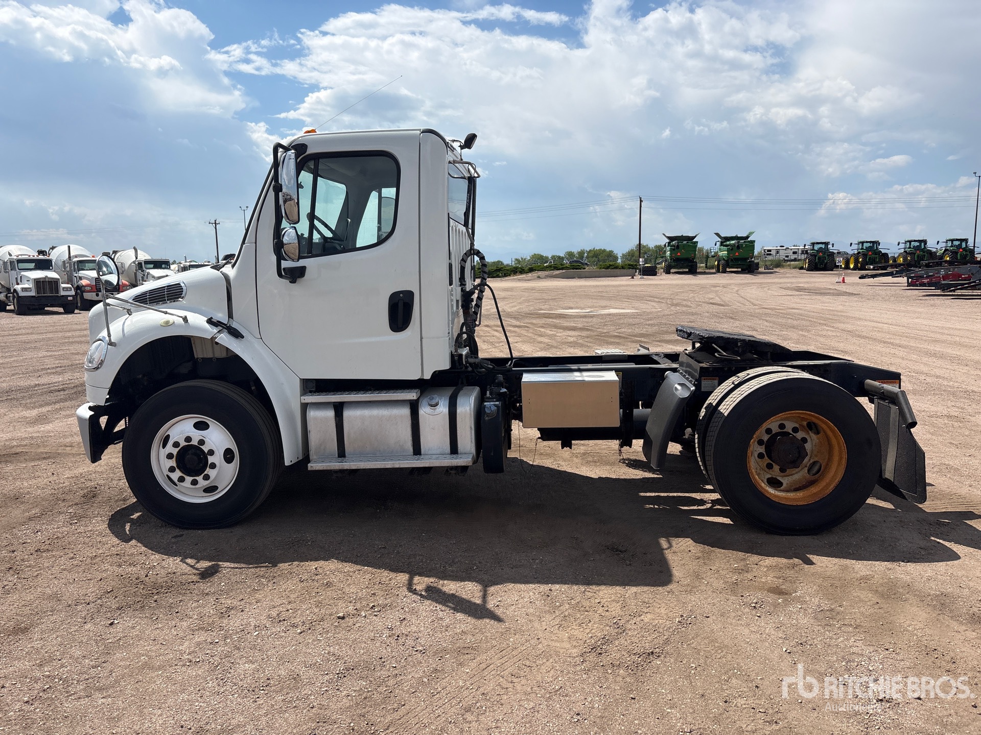 2014 Freightliner M2106