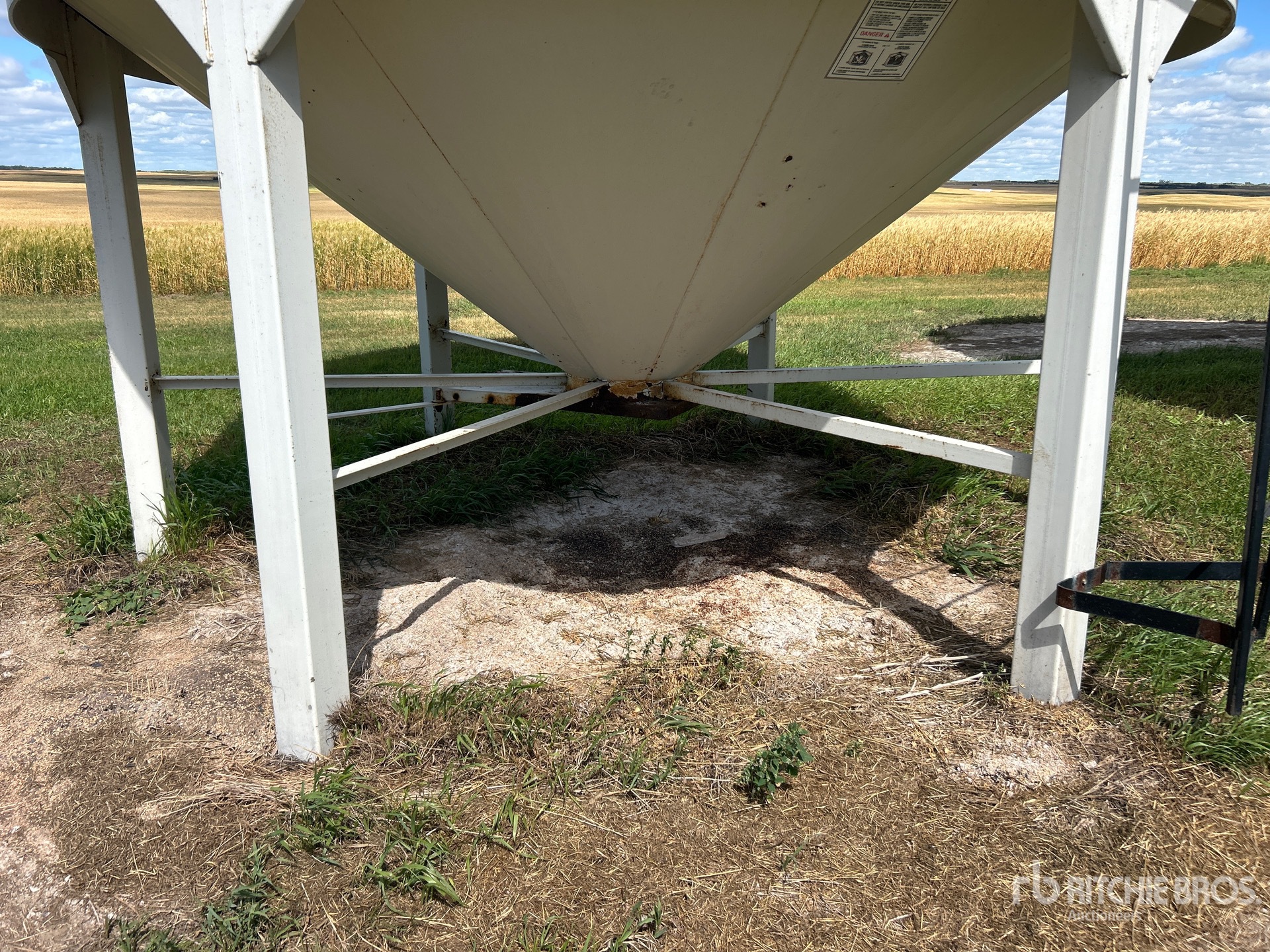 Westeel +/- 1600 BU SMOOTH WALL HOPPER
