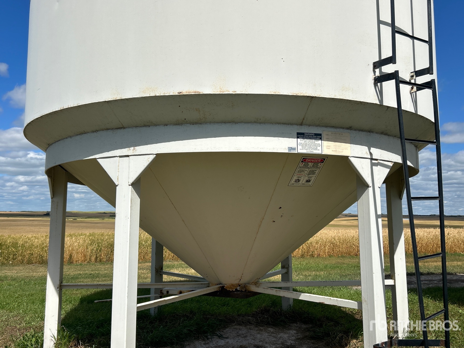 Westeel +/- 1600 BU SMOOTH WALL HOPPER