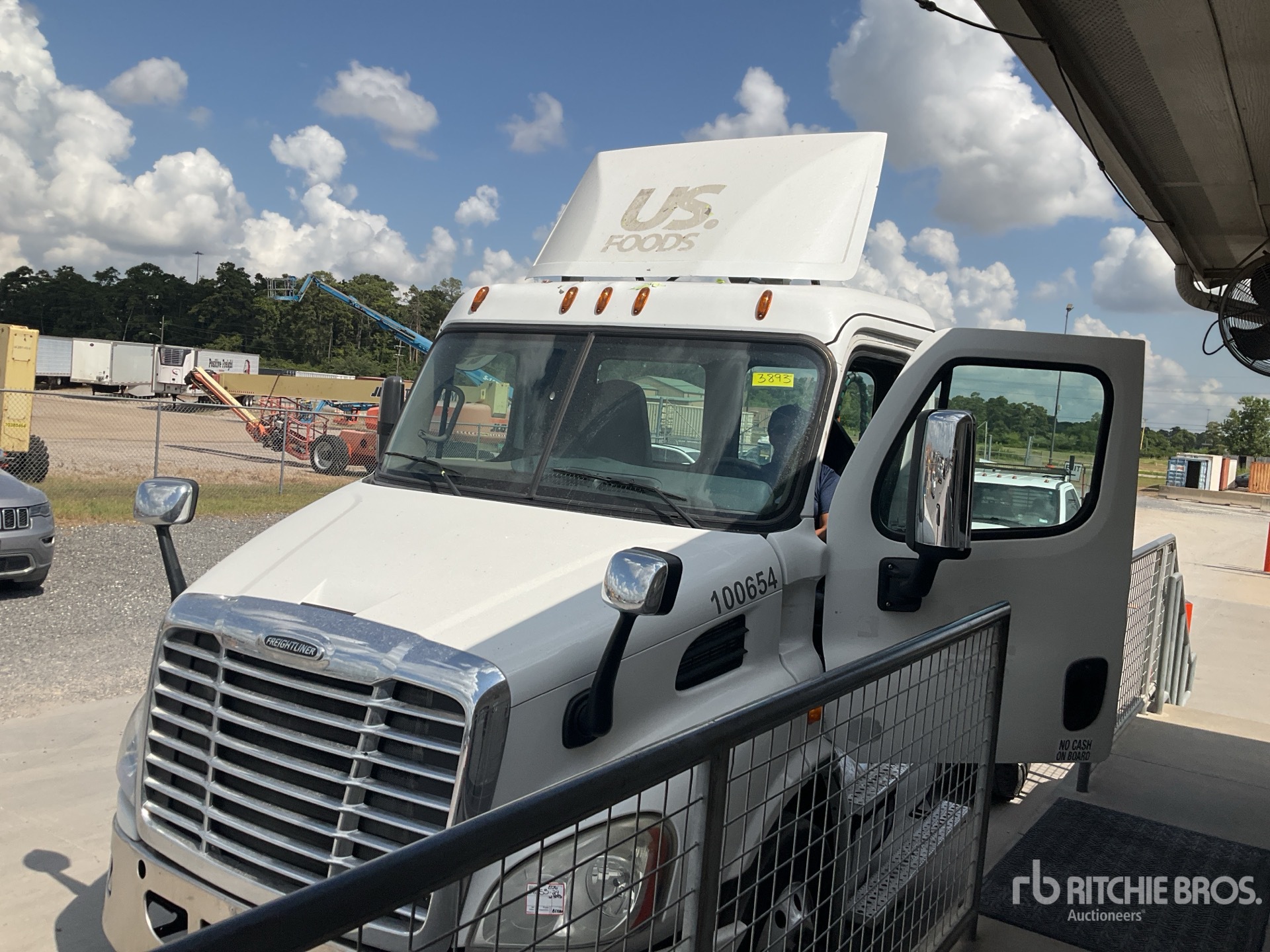 2016 Freightliner CASCADIA 113