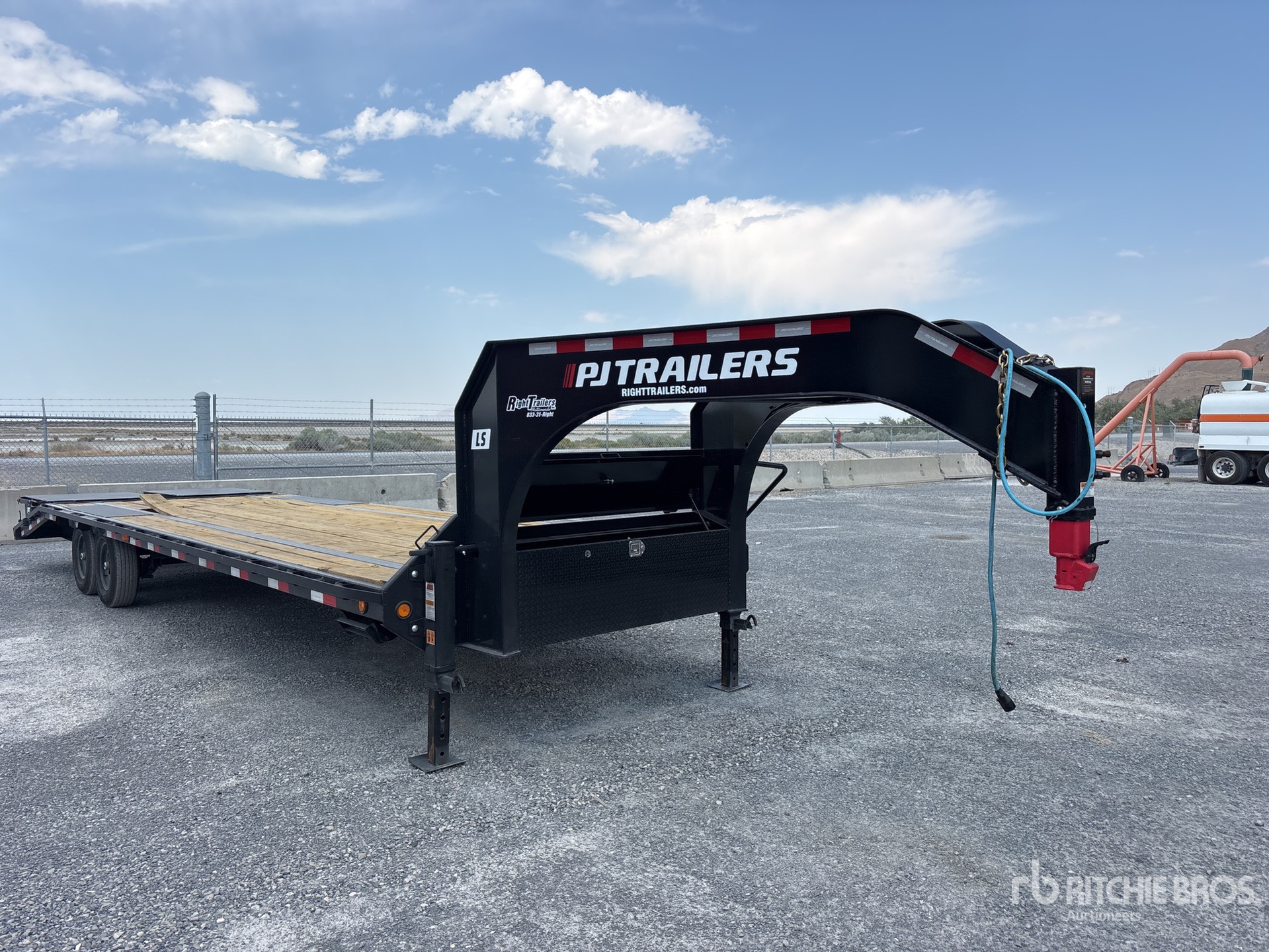 2026 Pj Trailers 30 ft T/A Gooseneck