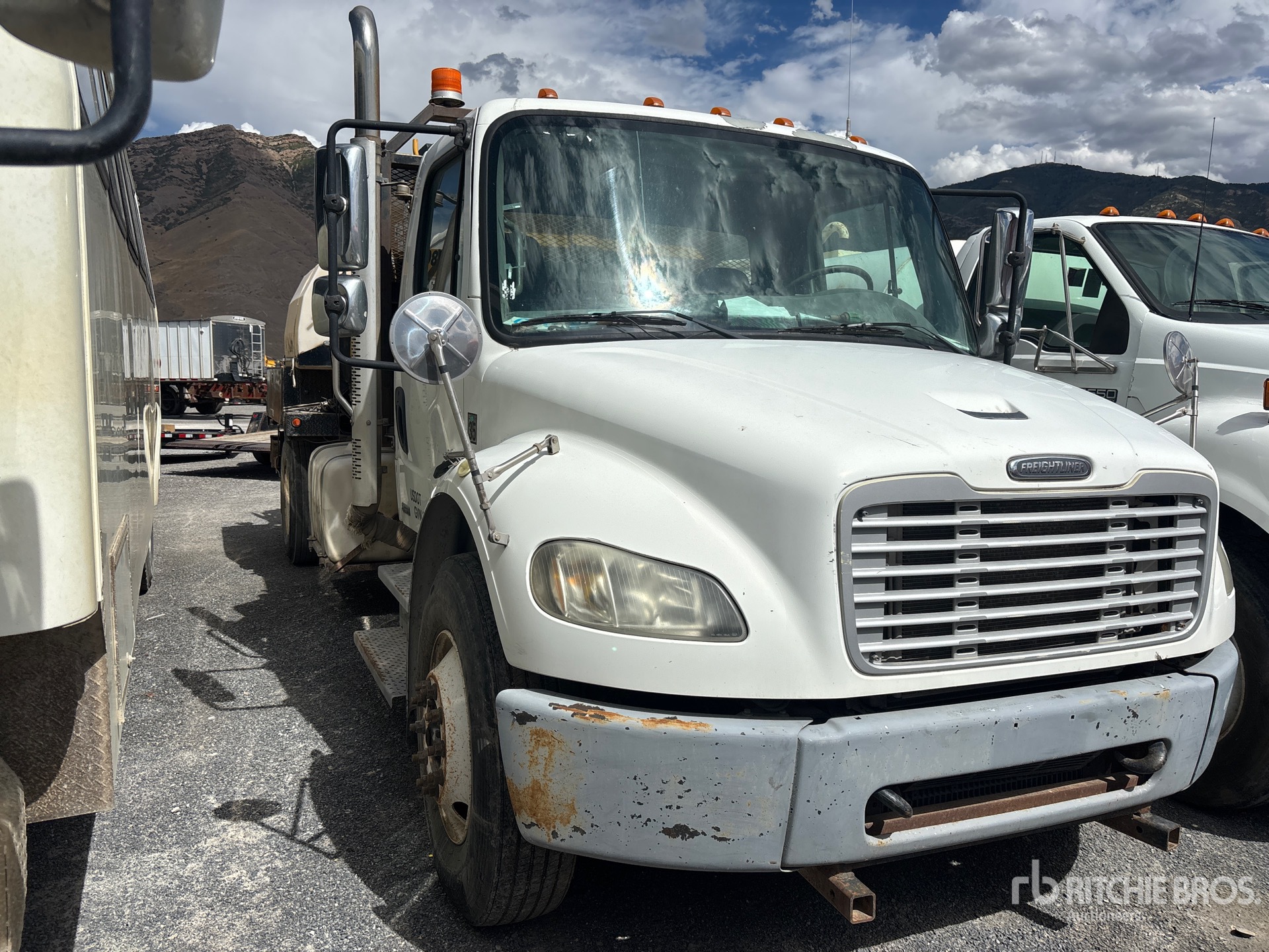 2010 Freightliner M2106