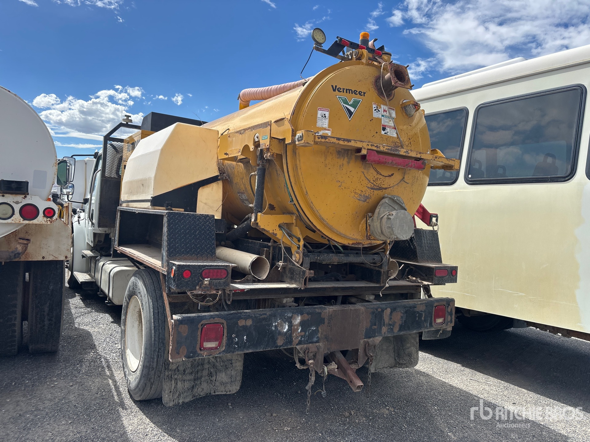 2010 Freightliner M2106