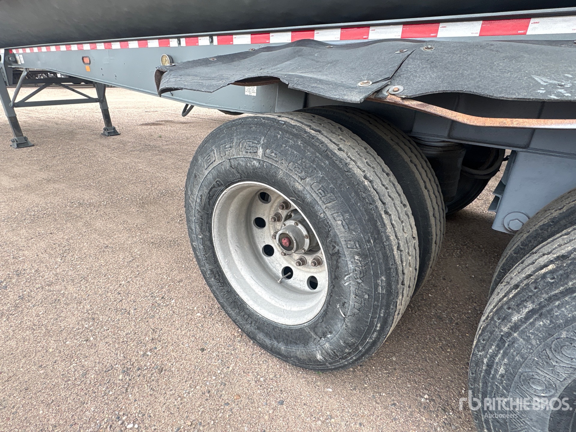 2005 Smithco 34 ft Tri/A