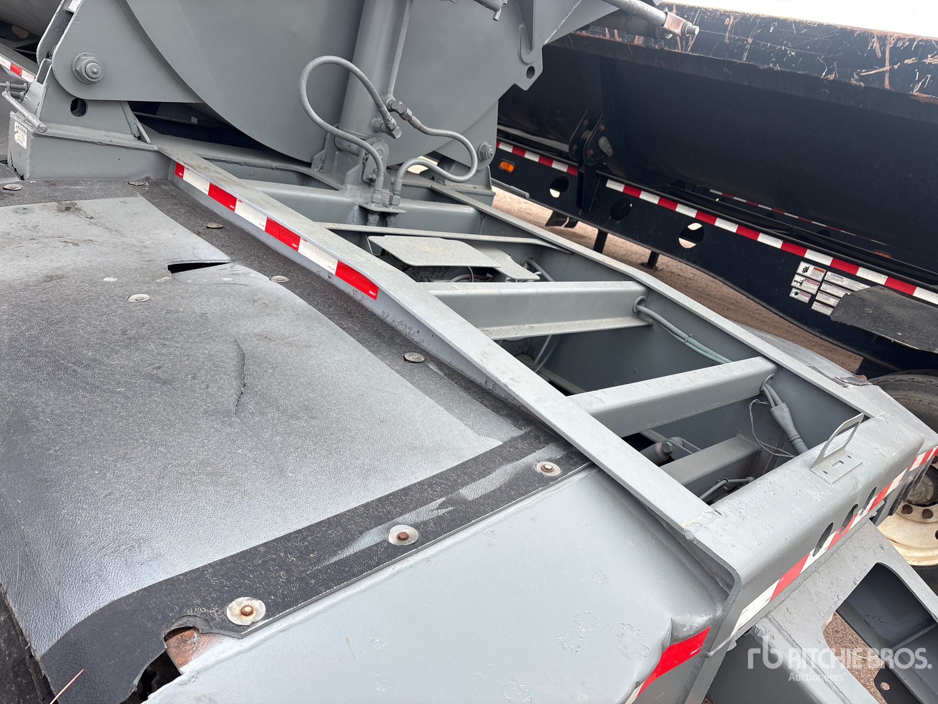 2005 Smithco 34 ft Tri/A