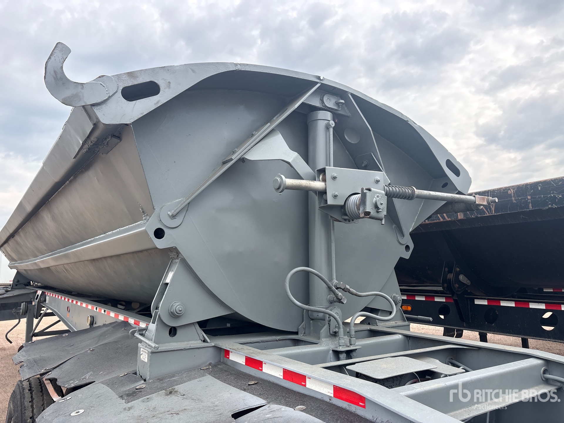 2005 Smithco 34 ft Tri/A