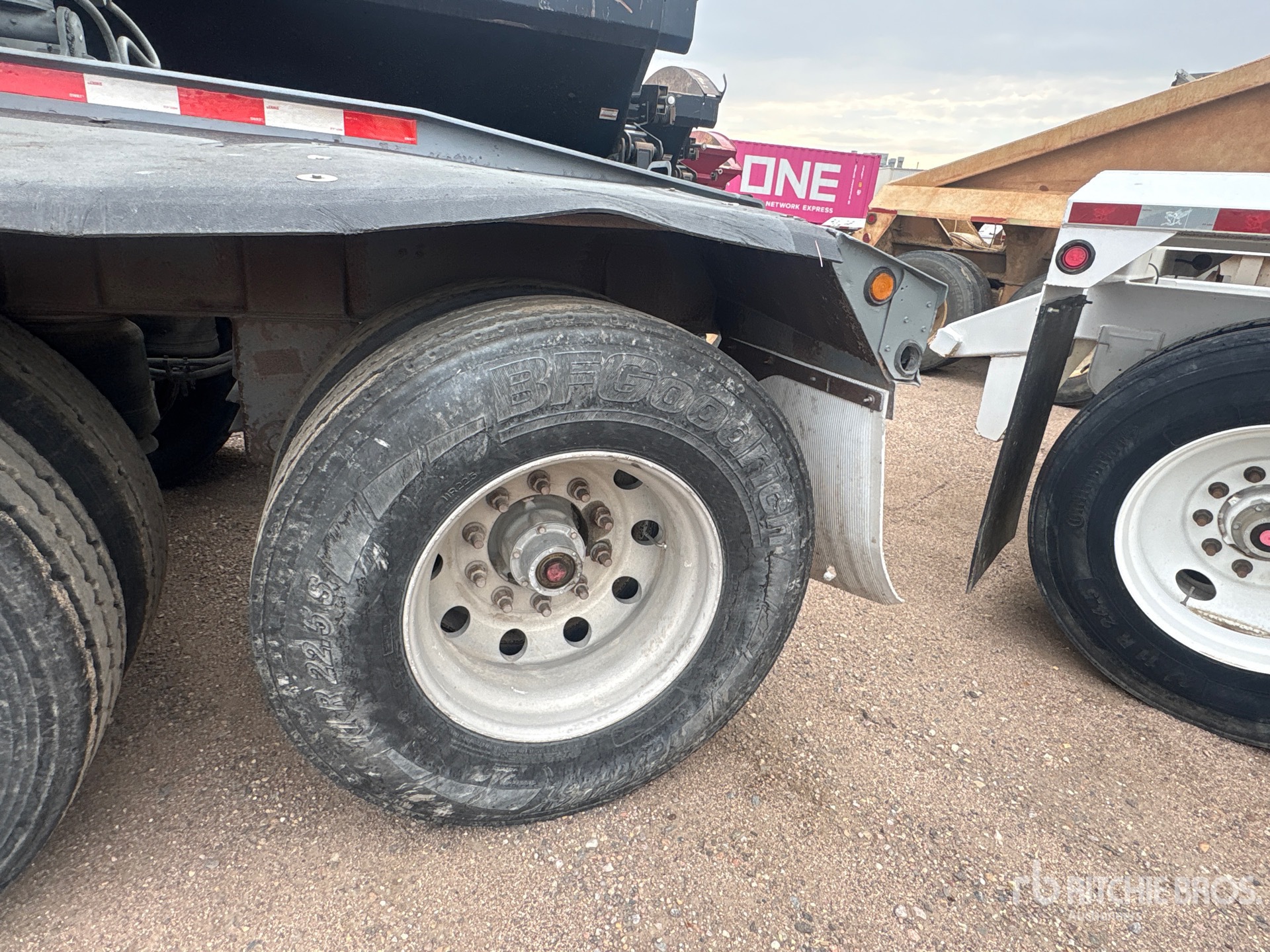 2005 Smithco 34 ft Tri/A