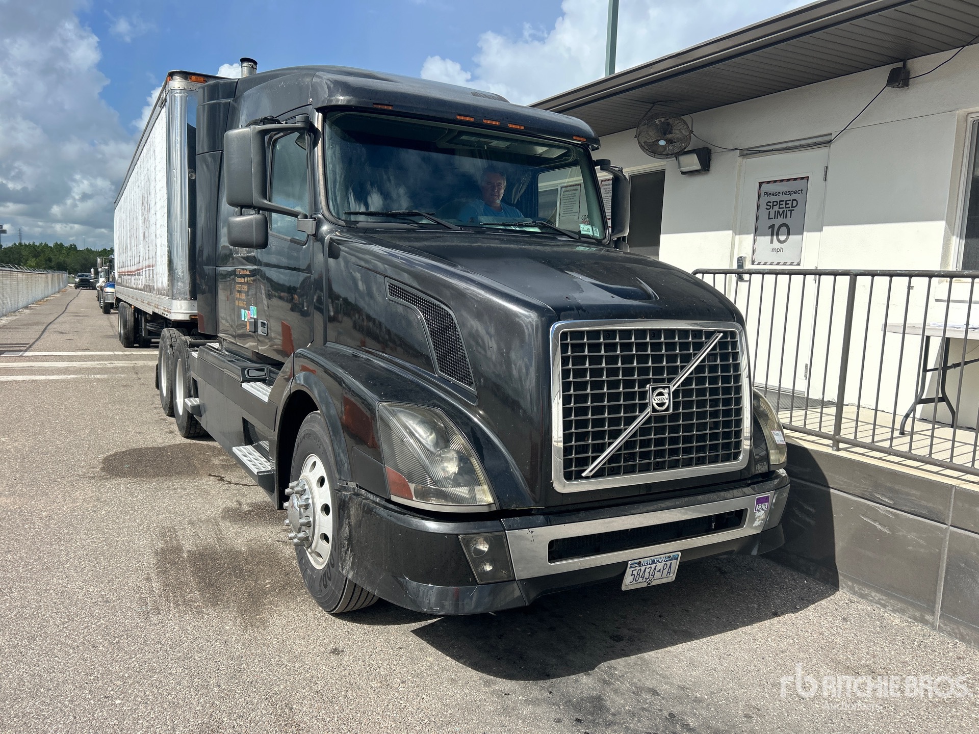 2004 Volvo VN