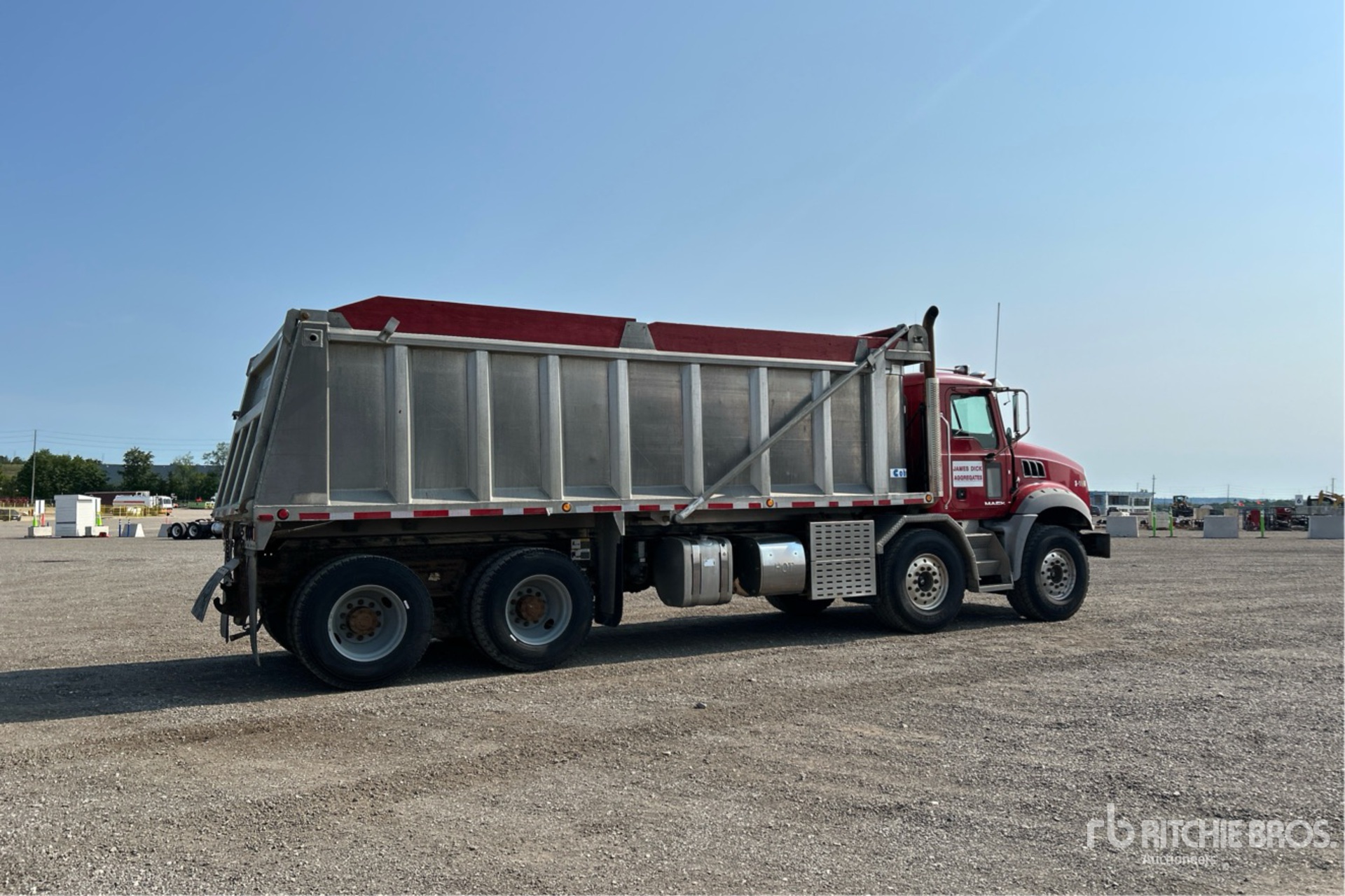 2015 Mack GU813