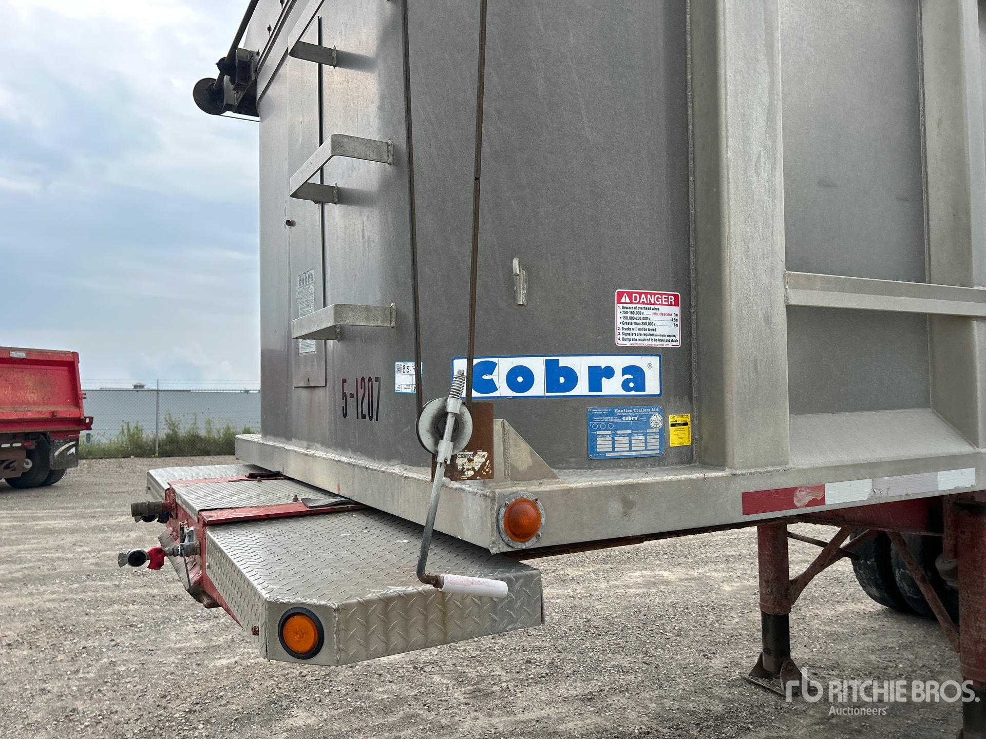 2009 Cobra 33 ft Tri/A
