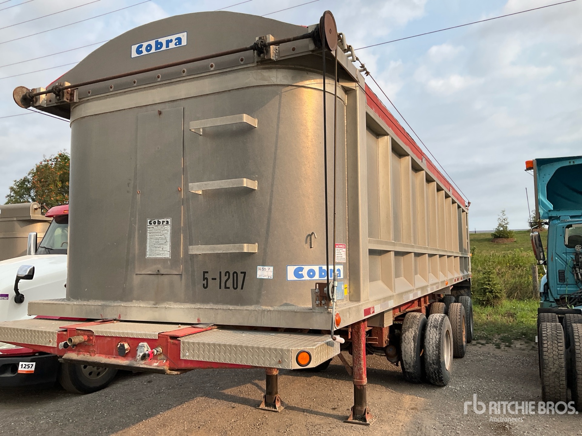 2009 Cobra 33 ft Tri/A