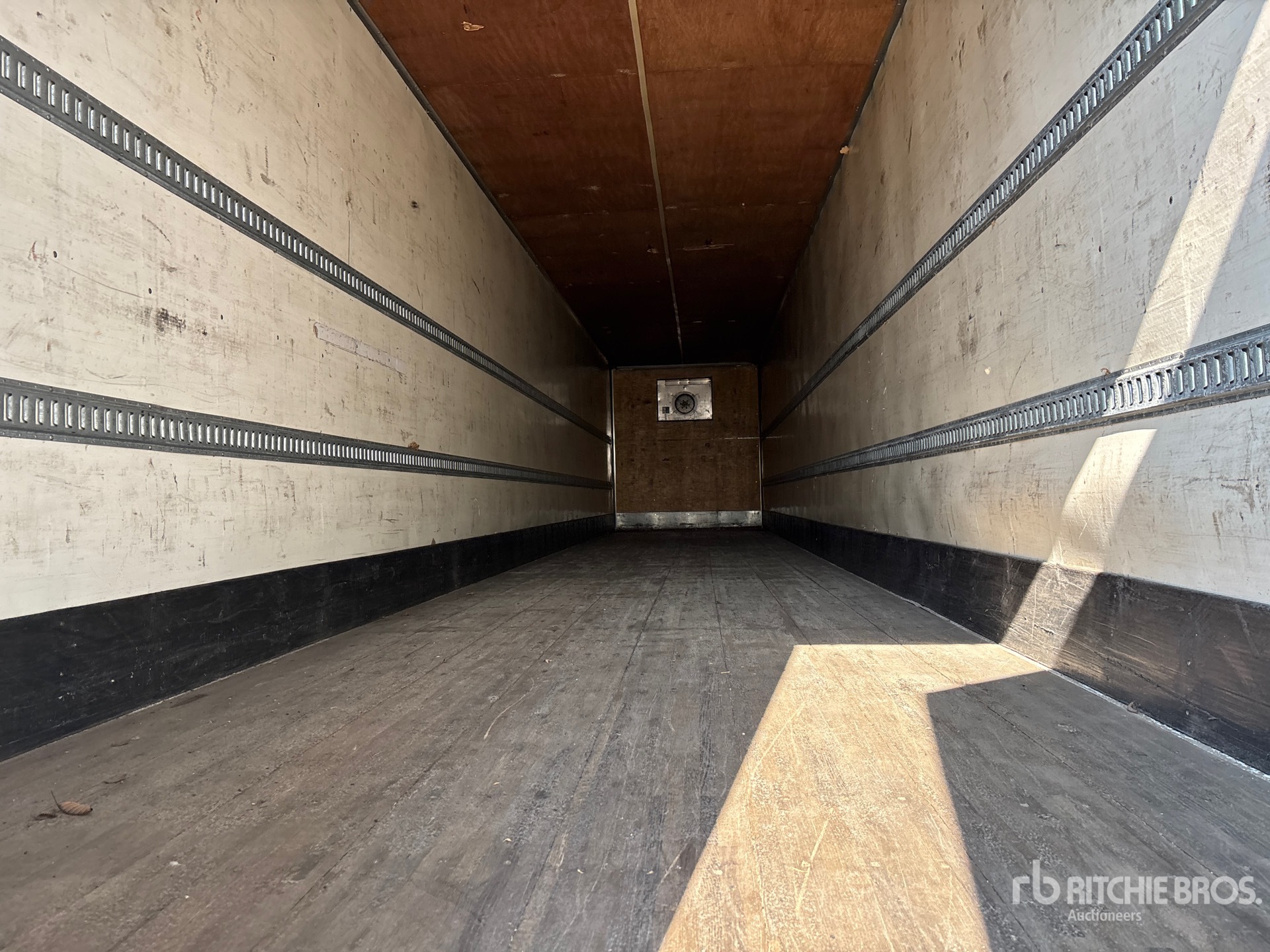 2014 Vanguard 53 FT X 102 IN TRI/A HEATED