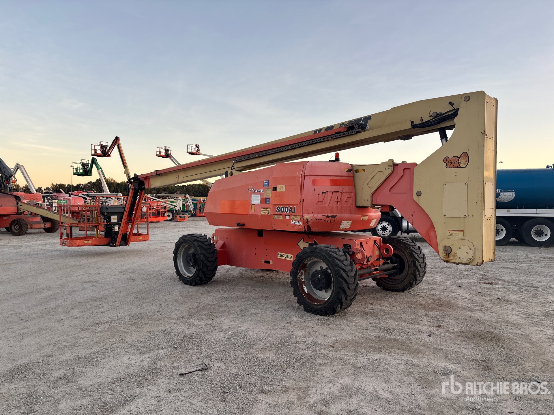 2017 JLG 800AJ