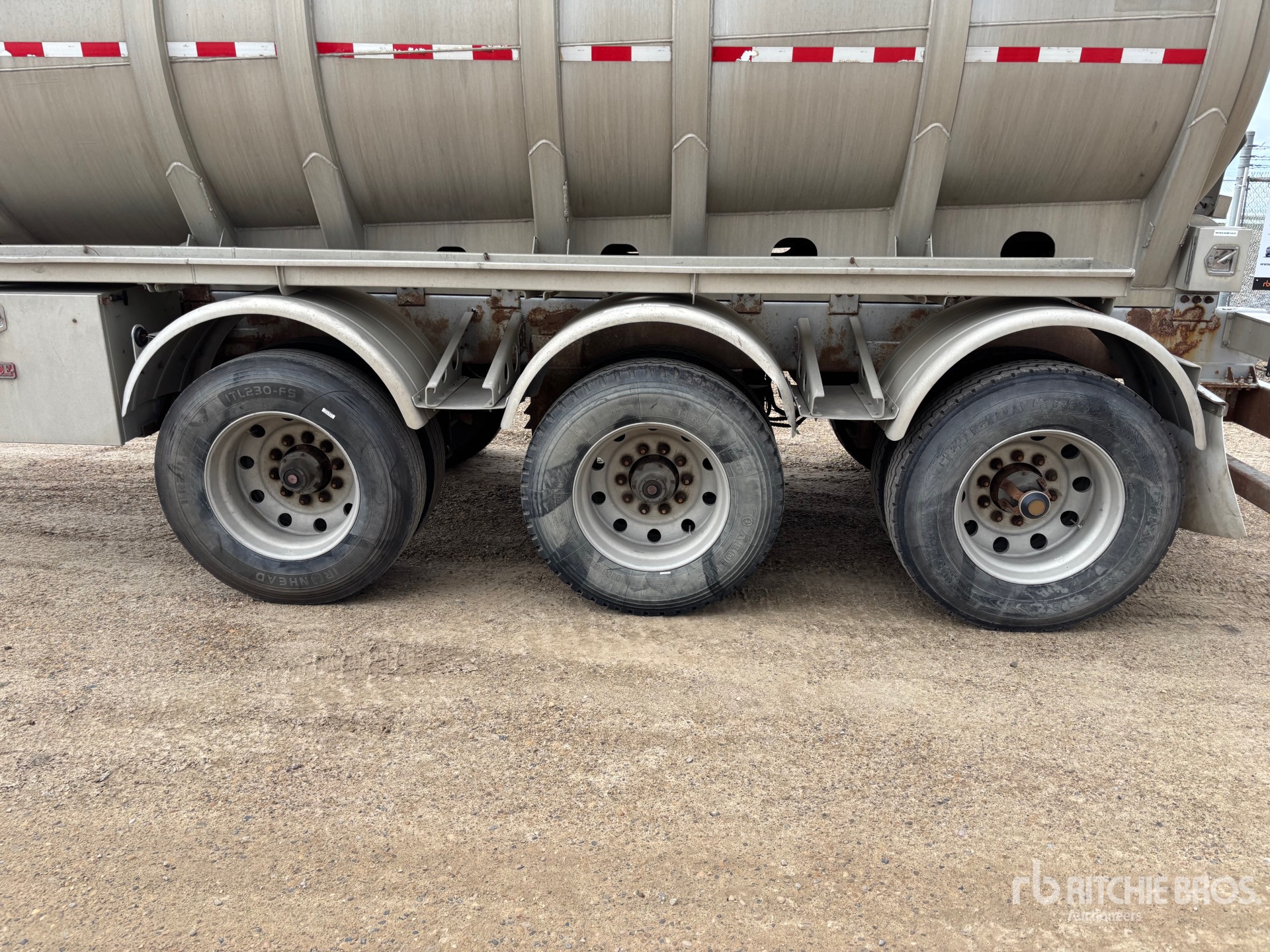 2009 Heil 10000 GAL TRI/A