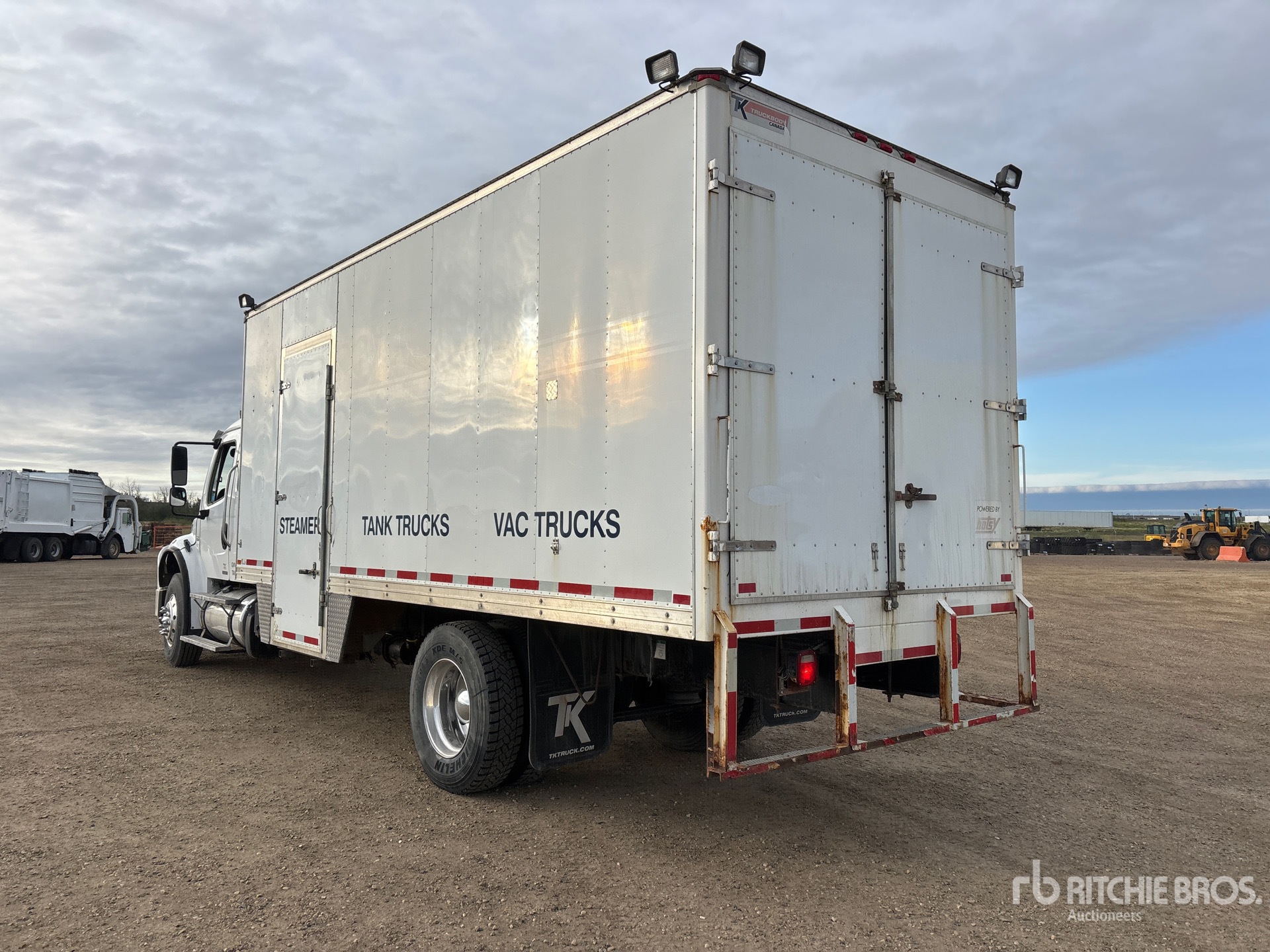 2012 Freightliner M2106