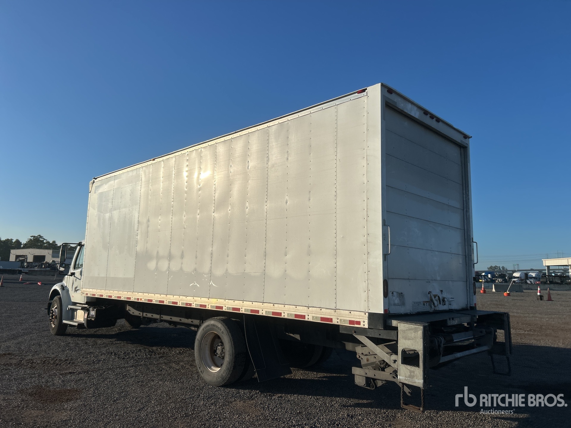 2018 Freightliner M2106