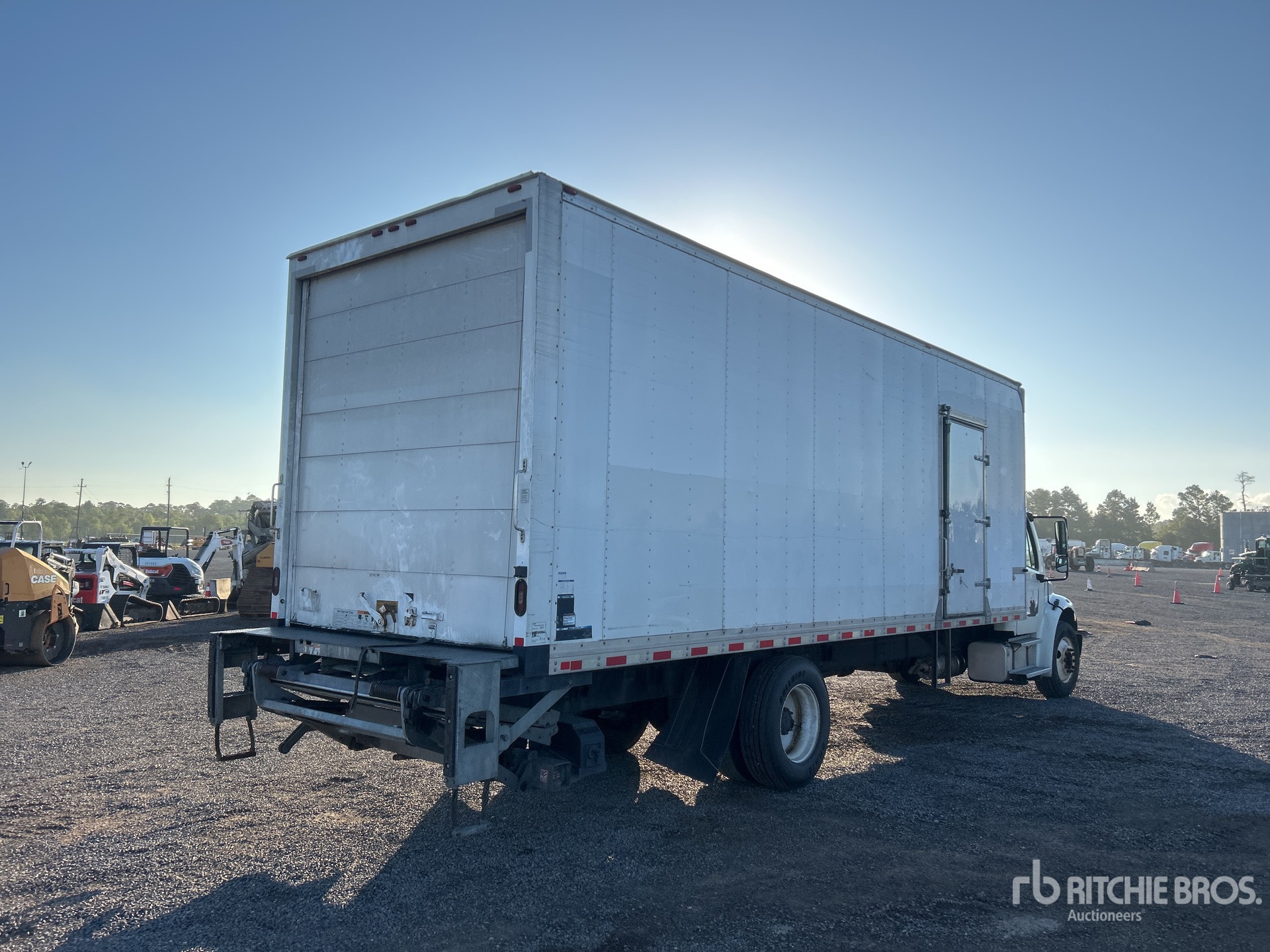 2018 Freightliner M2106