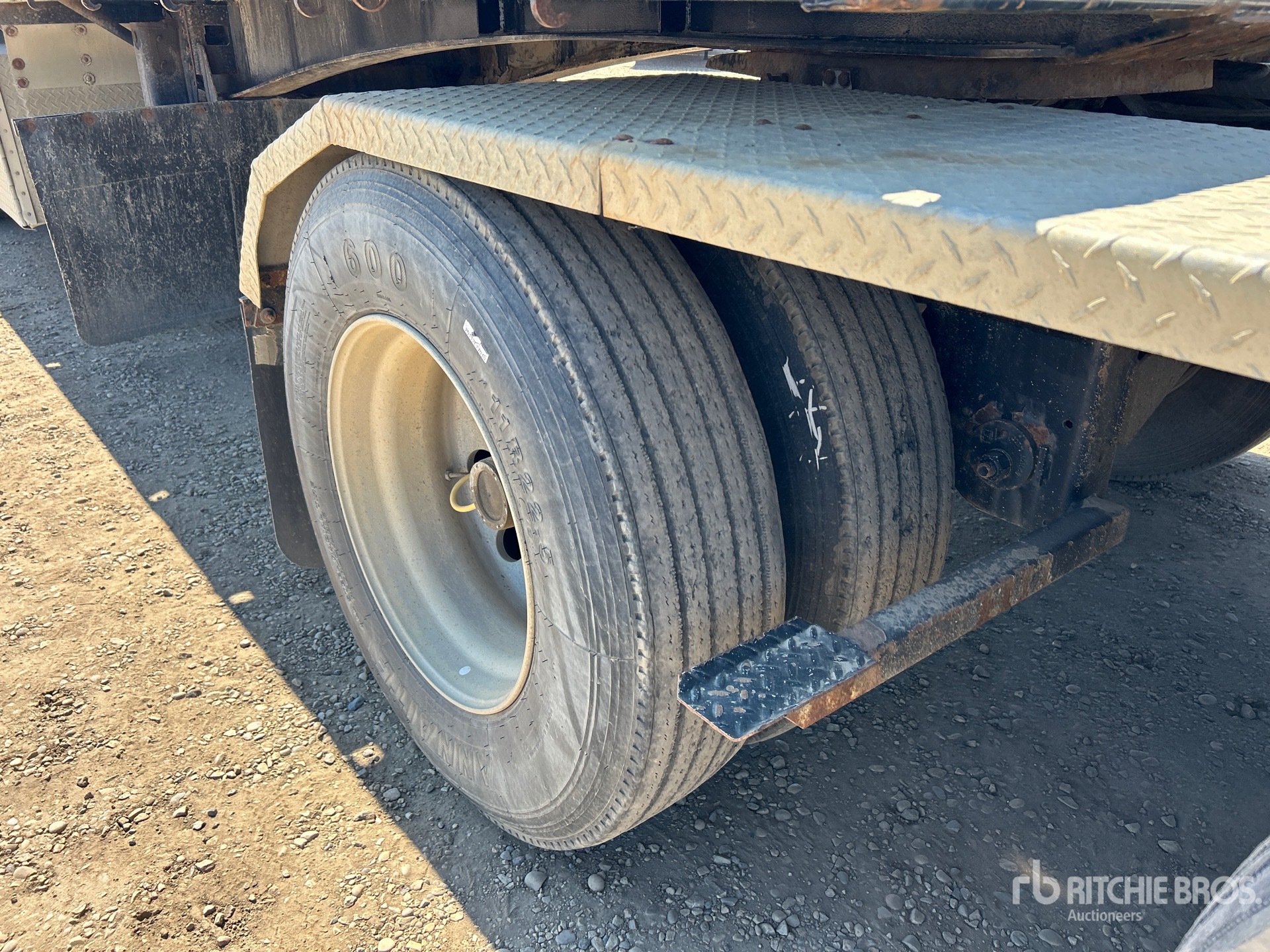 2019 Doepker 32 ft Super B-Train Lead
