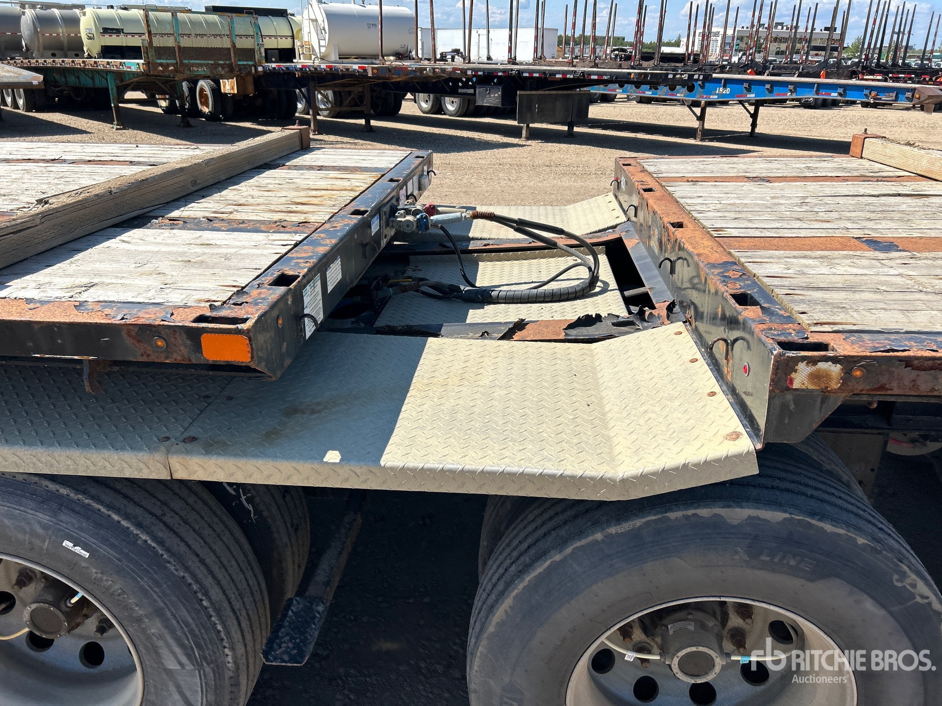 2019 Doepker 32 ft Super B-Train Lead