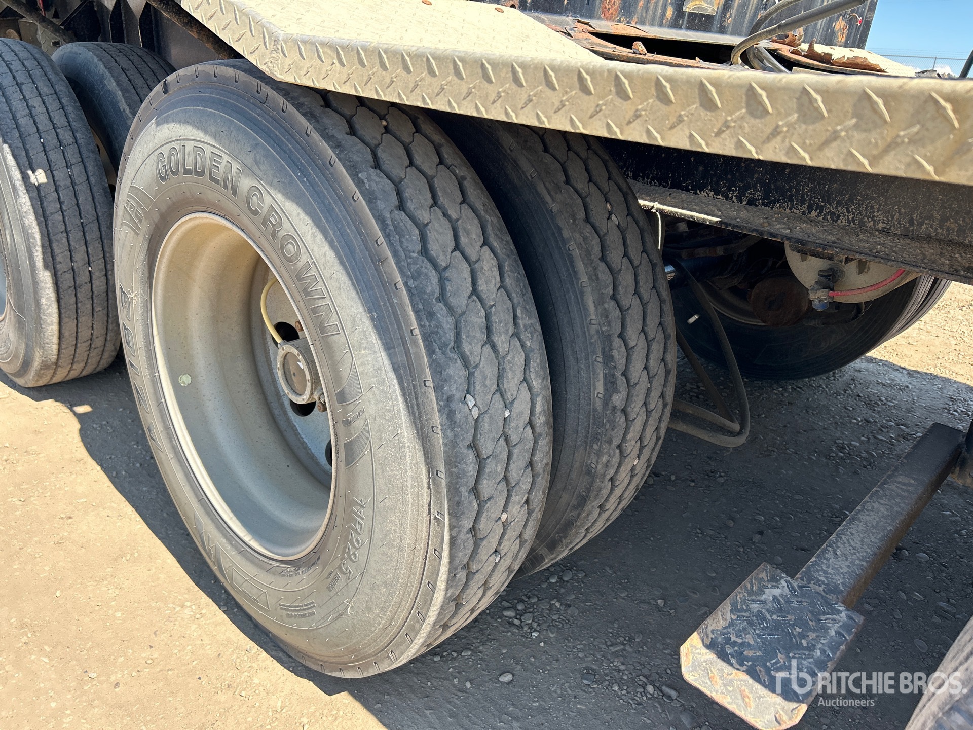 2019 Doepker 32 ft Super B-Train Lead